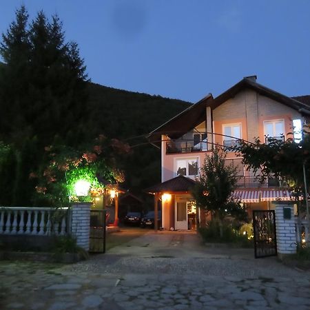 Villa Artemida Kulen Vakuf Exterior foto