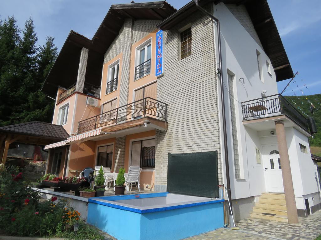 Villa Artemida Kulen Vakuf Exterior foto